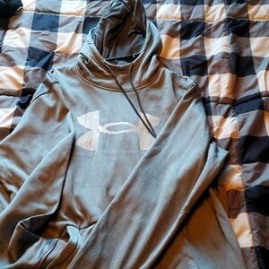 Men's Xl Under Armour Gray Hoodie, Never Worn but no tag. Too small for me.